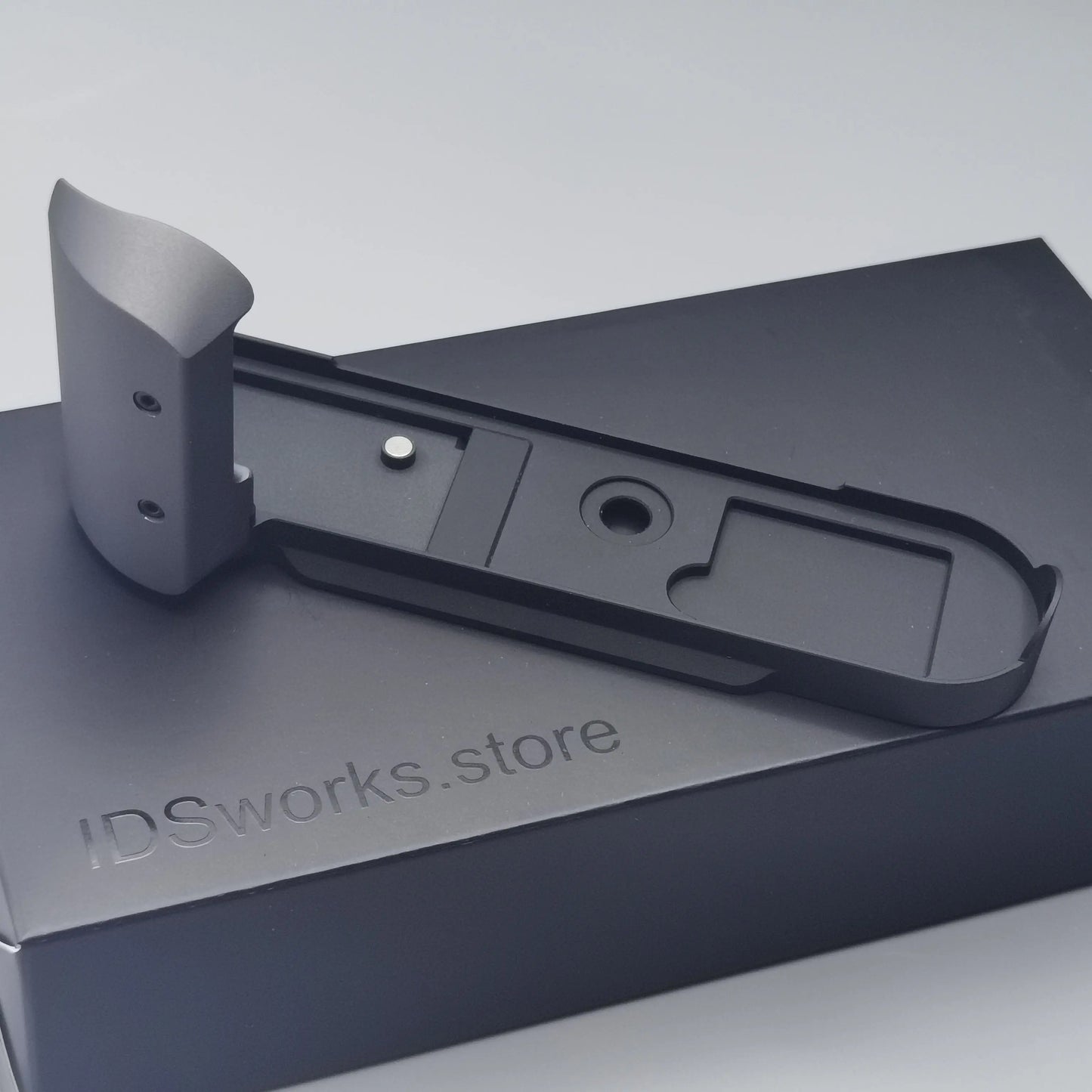 IDSworks M10-LITE modular grip for Leica M10 series IDS initial design studio