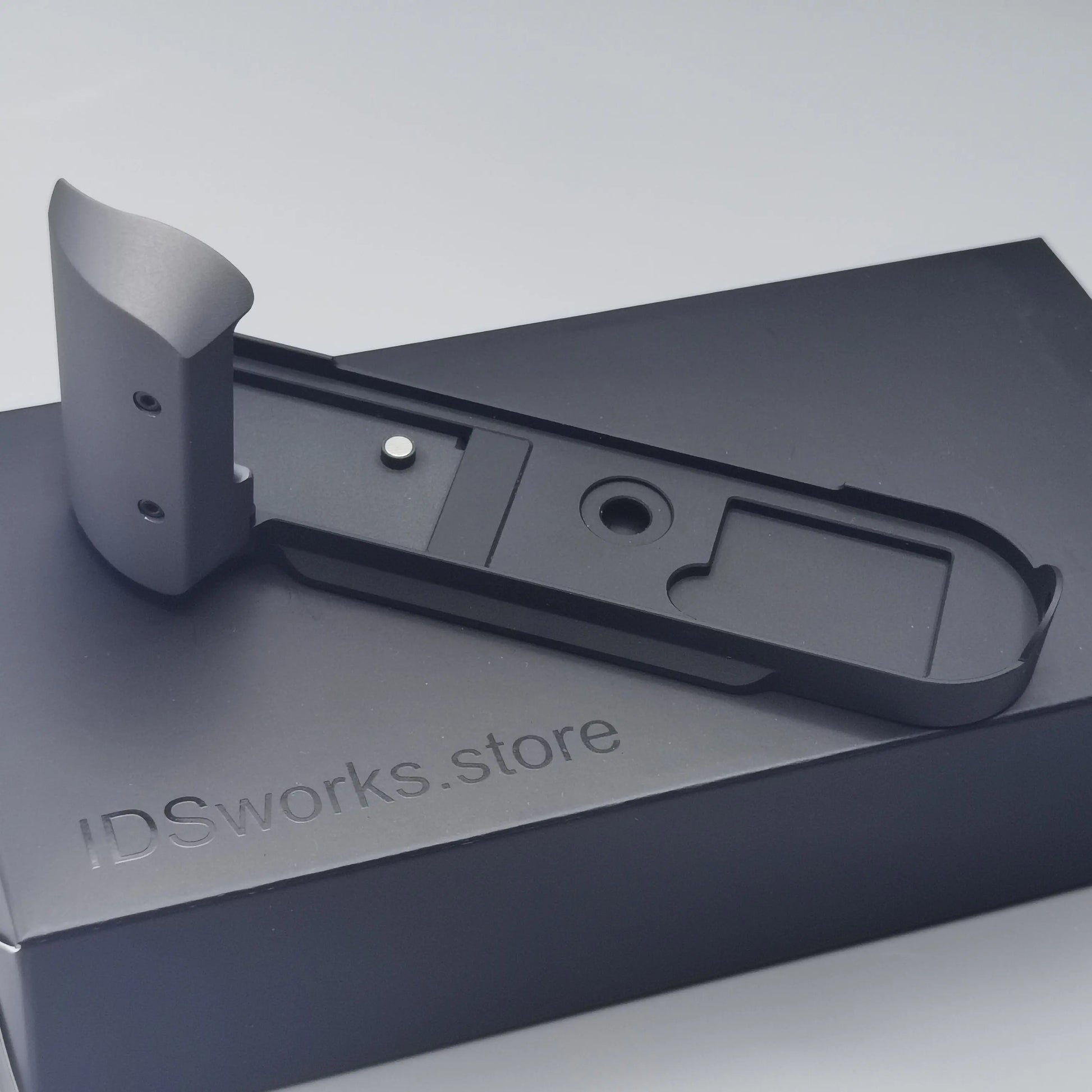 IDSworks M10-LITE modular grip for Leica M10 series IDS initial design studio