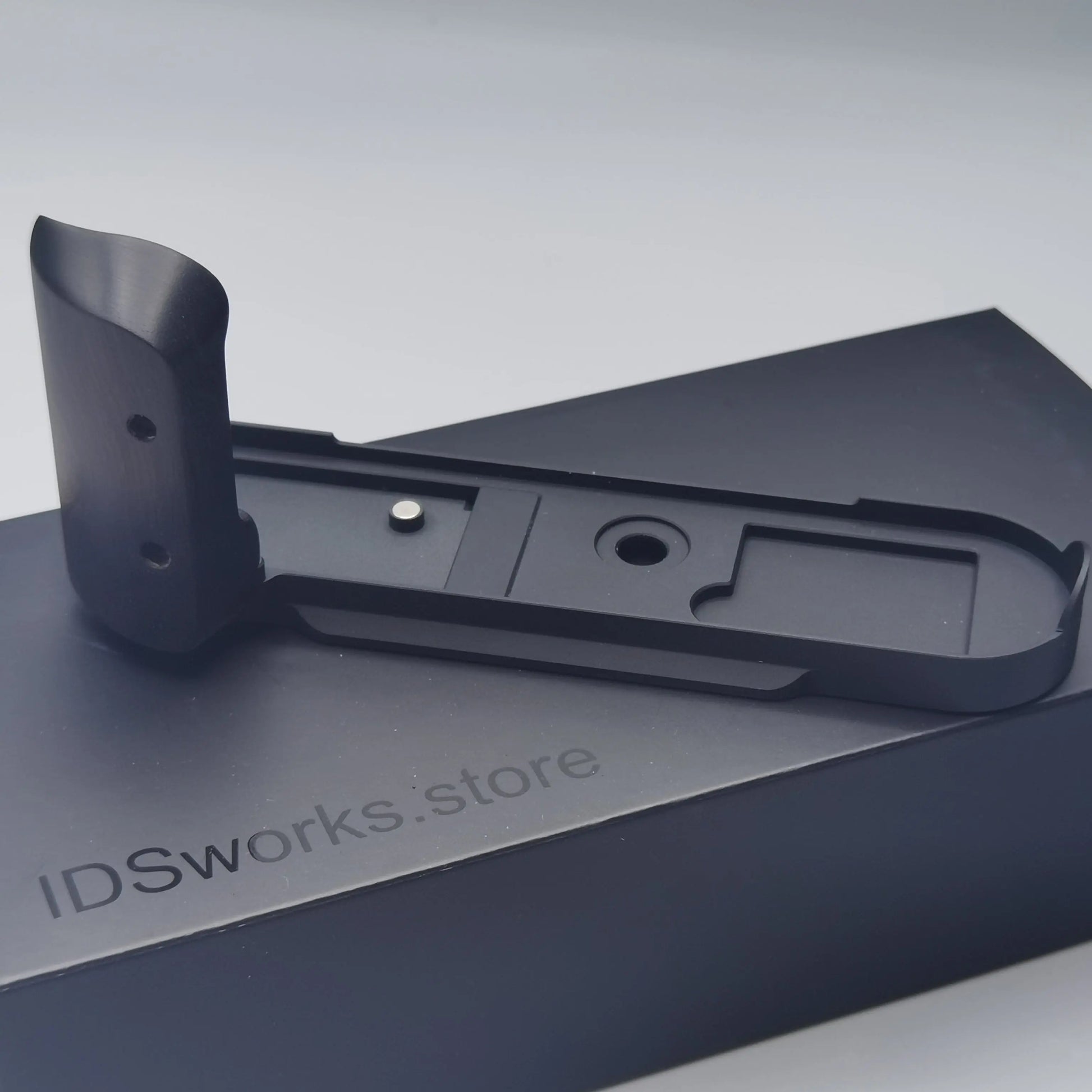 IDSworks M10-LITE modular grip for Leica M10 series IDS initial design studio