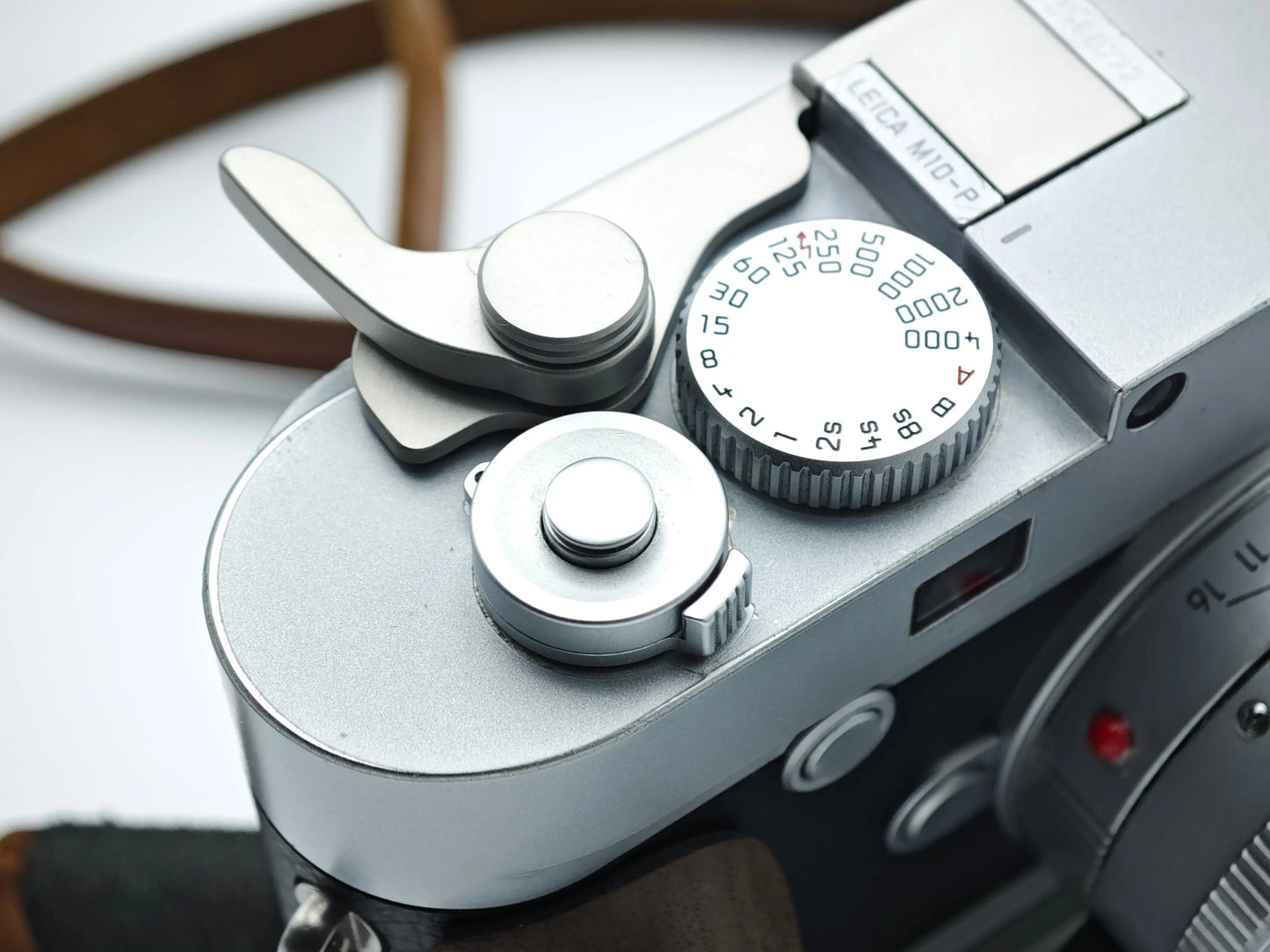 Foldable Thumb Grip for Leica M and Q series IDS initial design studio