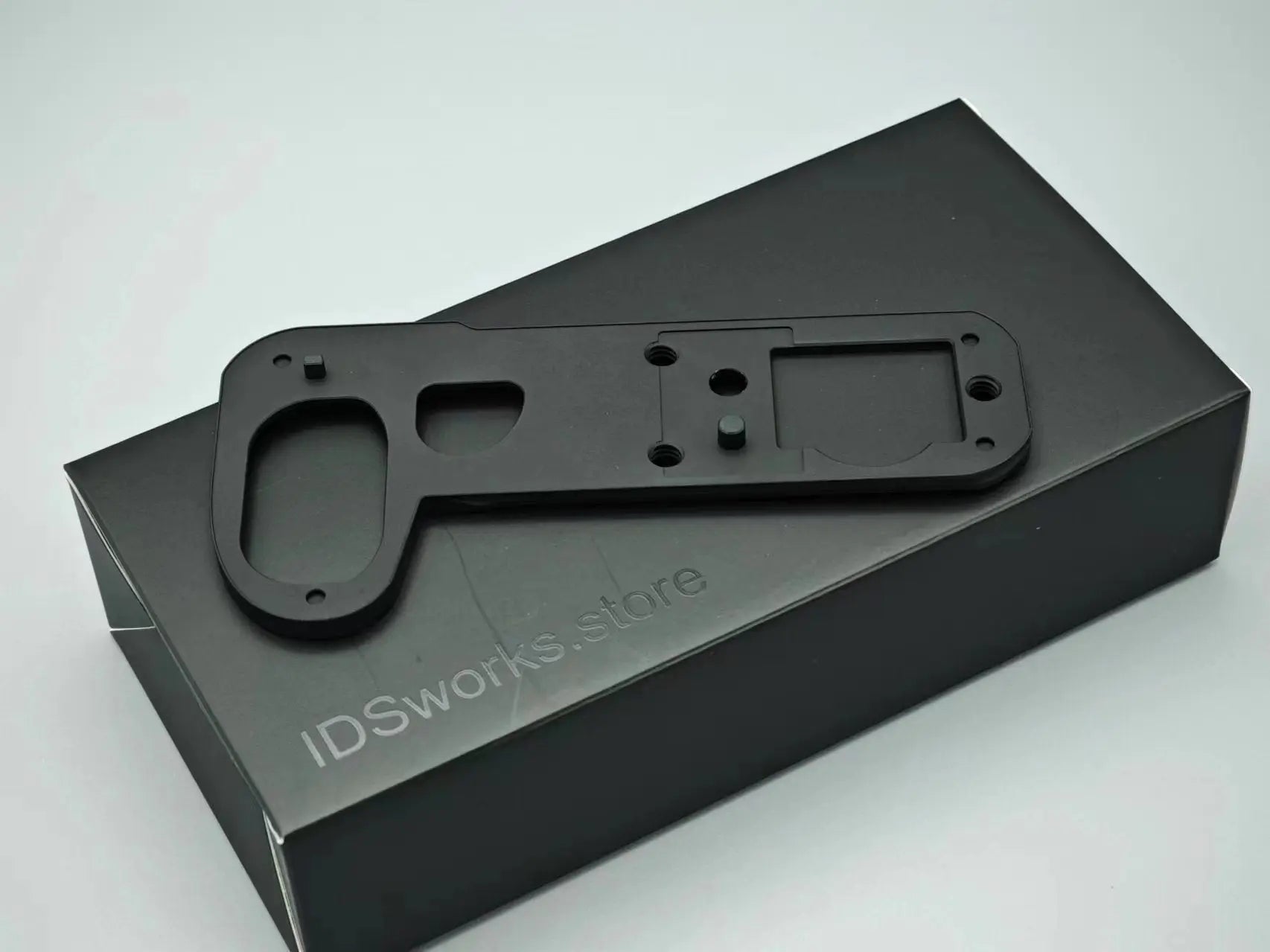 Leica SL3 modular base plate and L-plate attachment - IDS initial design studio