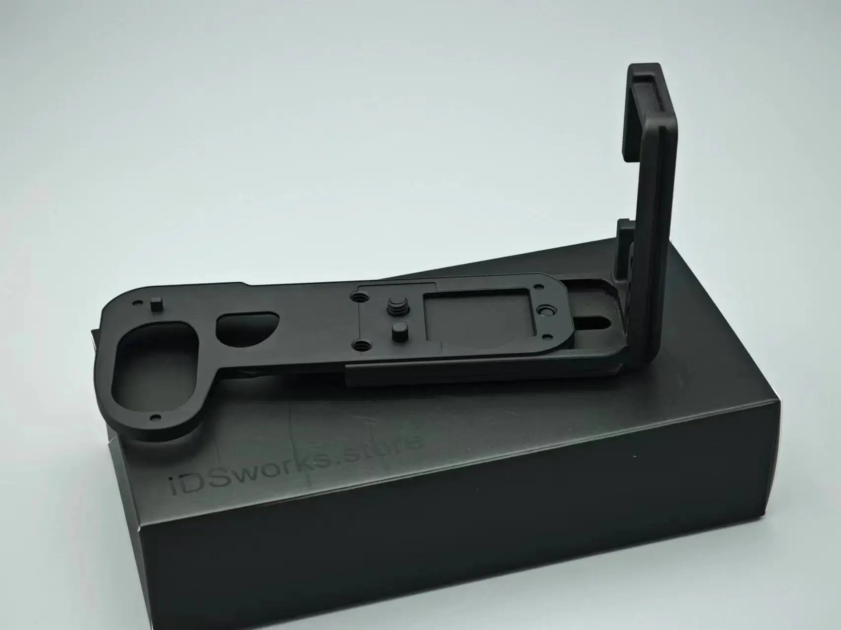 Leica SL3 modular base plate and L-plate attachment - IDS initial design studio