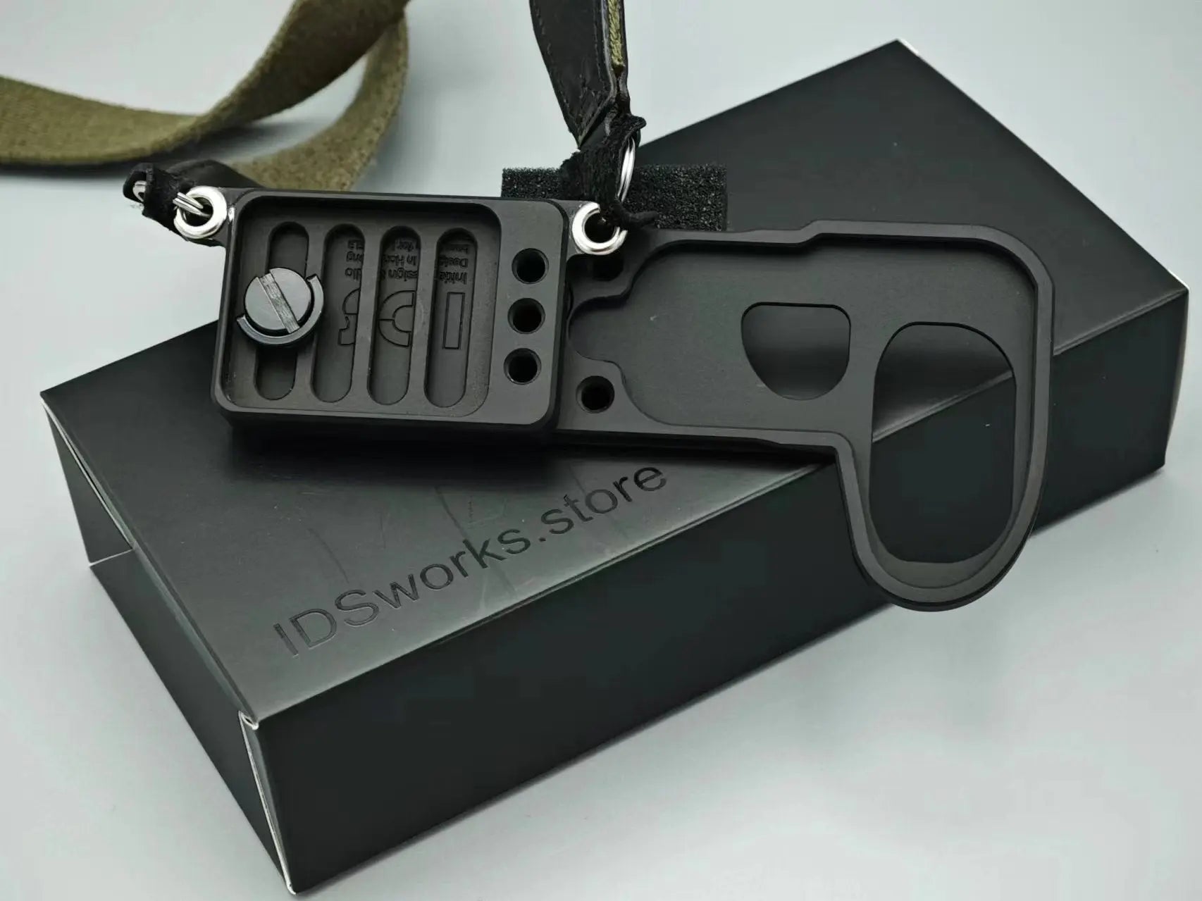 Leica SL3 modular base plate and L-plate attachment - IDS initial design studio