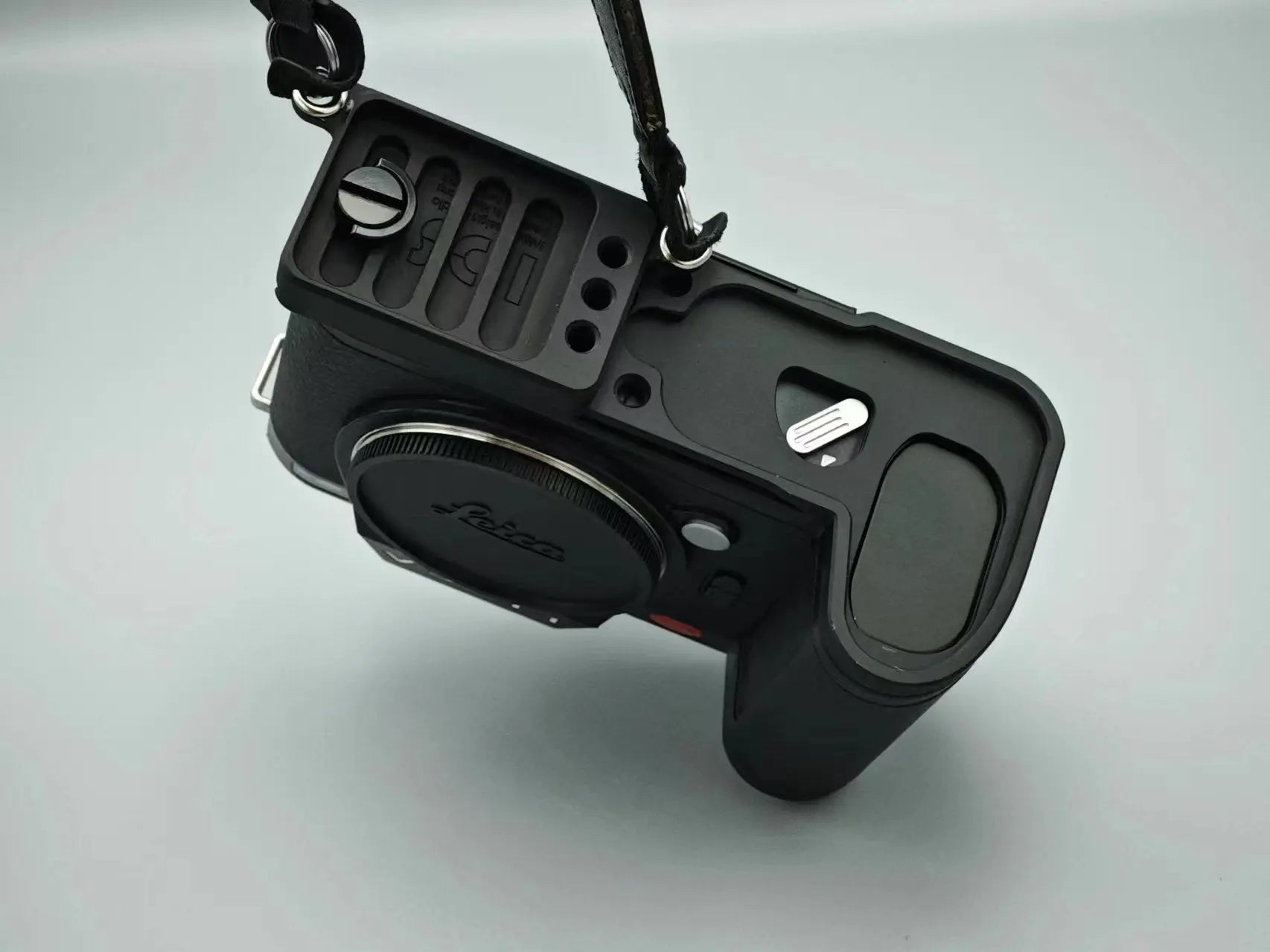 Leica SL3 modular base plate and L-plate attachment - IDS initial design studio