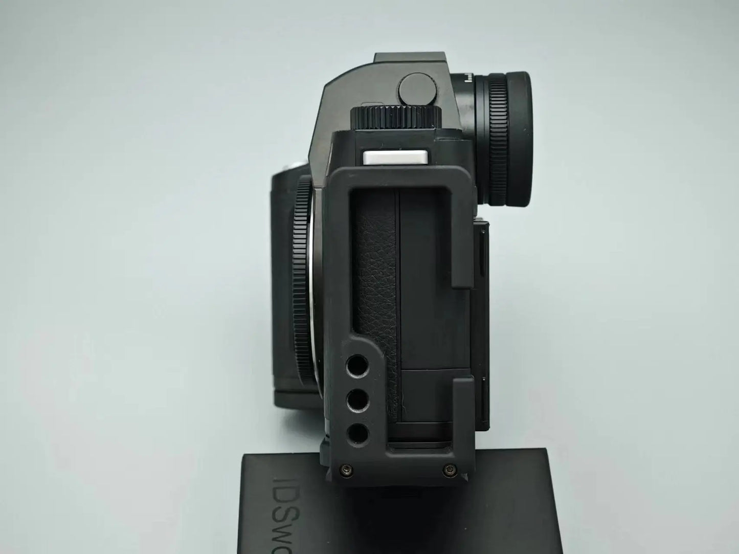 Leica SL3 modular base plate and L-plate attachment - IDS initial design studio