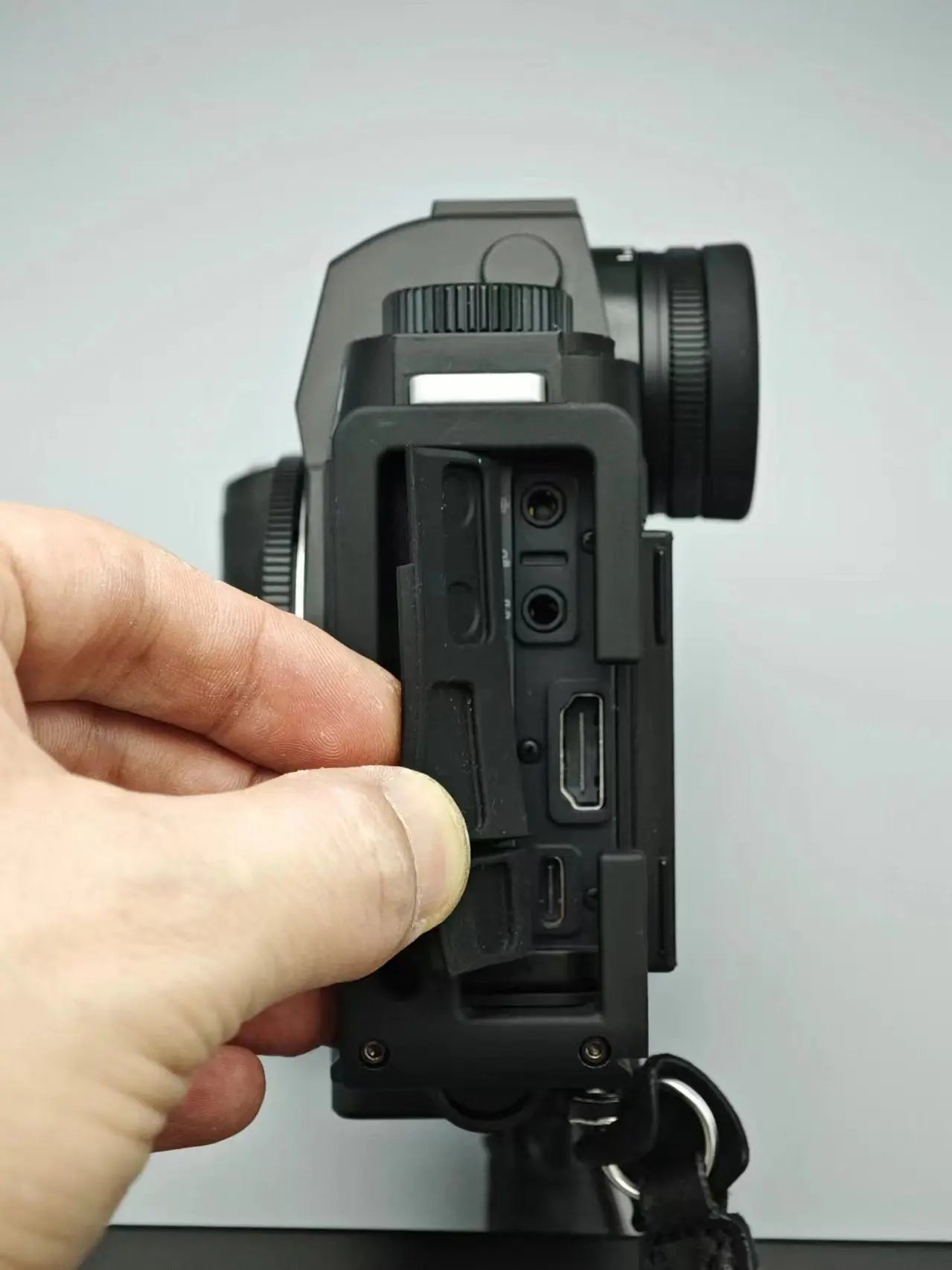 Leica SL3 modular base plate and L-plate attachment - IDS initial design studio