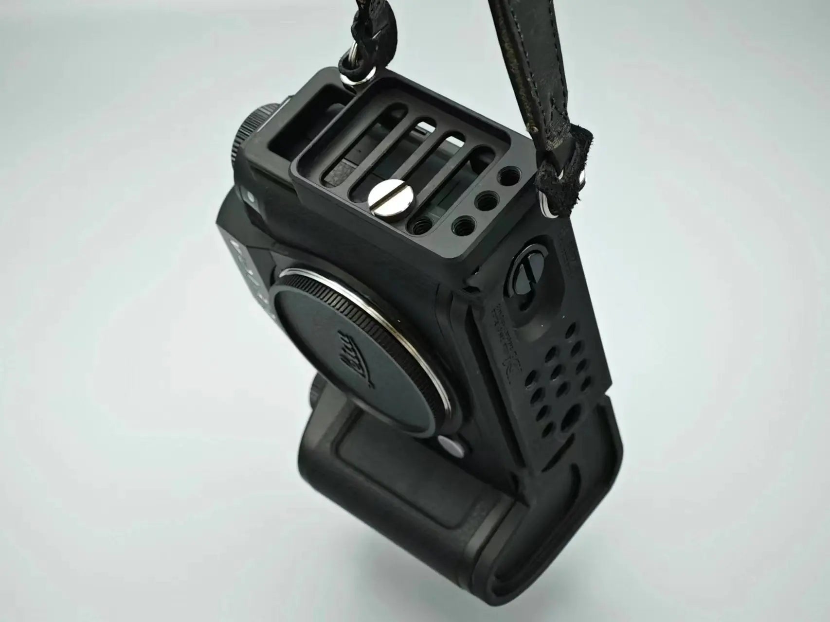 Leica SL3 modular base plate and L-plate attachment - IDS initial design studio