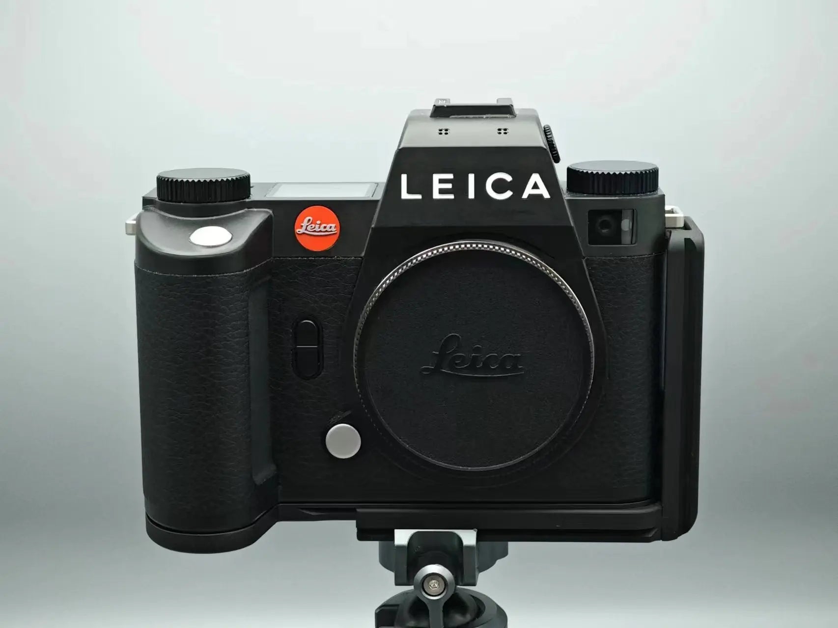 Leica SL3 modular base plate and L-plate attachment - IDS initial design studio