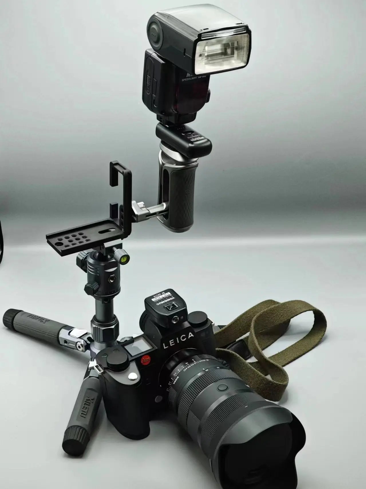Leica SL3 modular base plate and L-plate attachment - IDS initial design studio