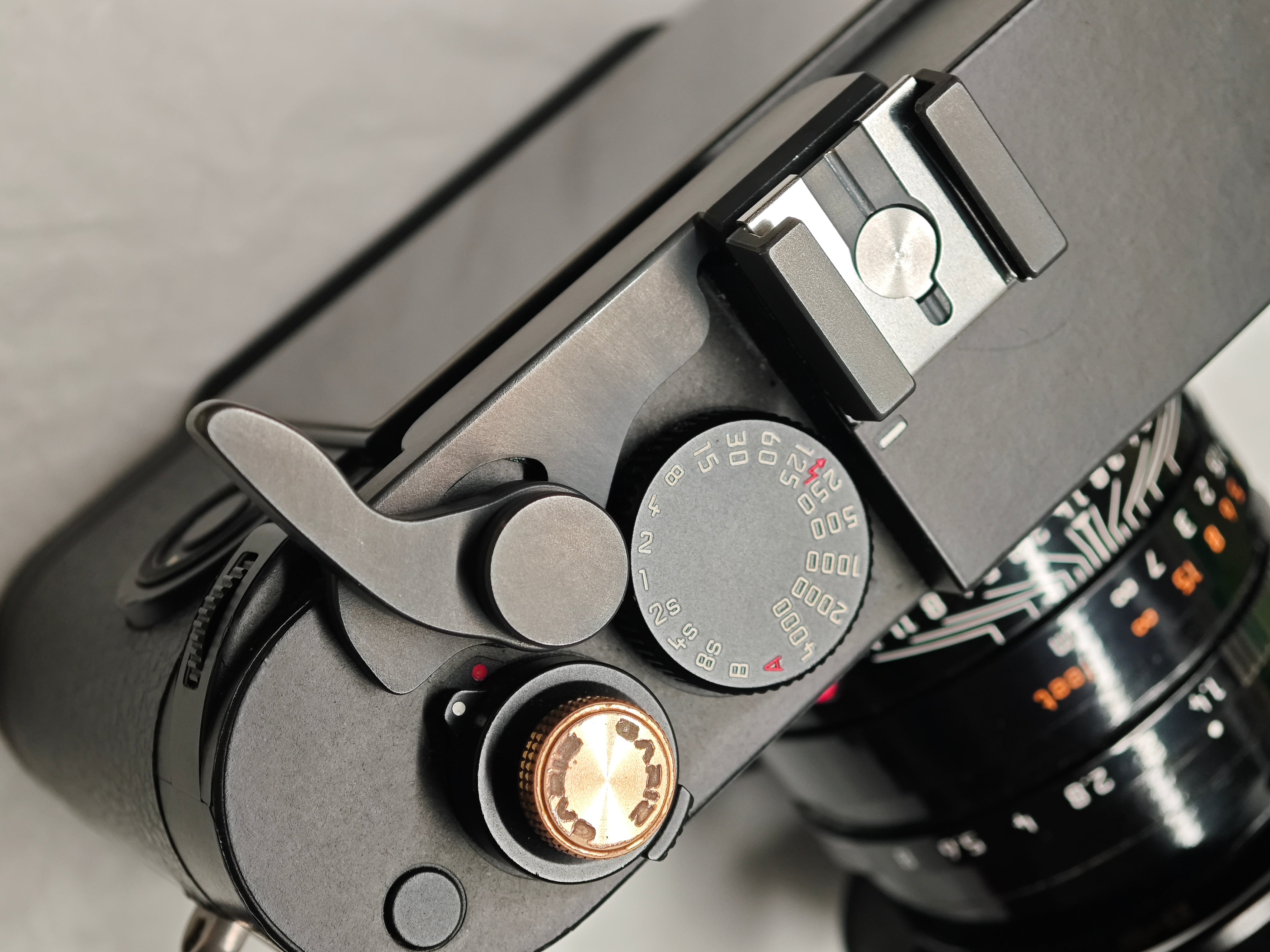 IDSworksのLeica MおよびQシリーズFujifilm 100VI用折りたたみ式サム