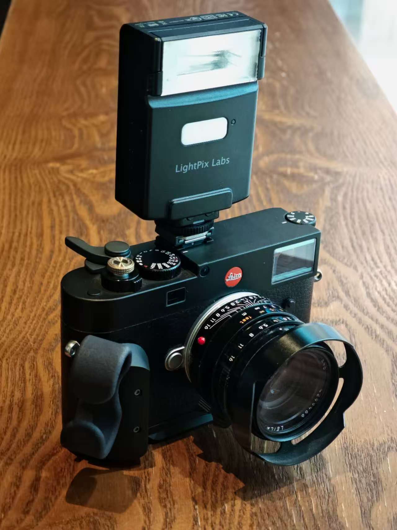 Foldable Thumb Grip for Leica M and Q series / Fujifilm 100VI from IDSworks IDS initial design studio