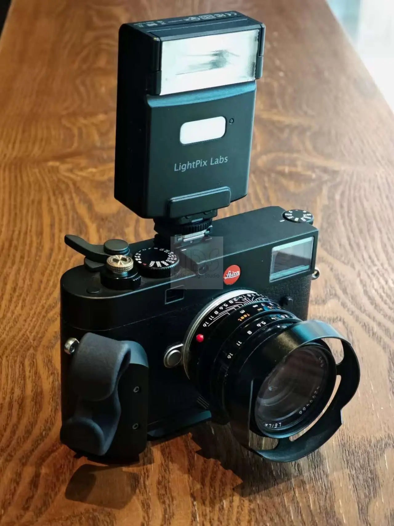 Foldable Thumb Grip for Leica M and Q series / Fujifilm 100VI from IDSworks IDS initial design studio