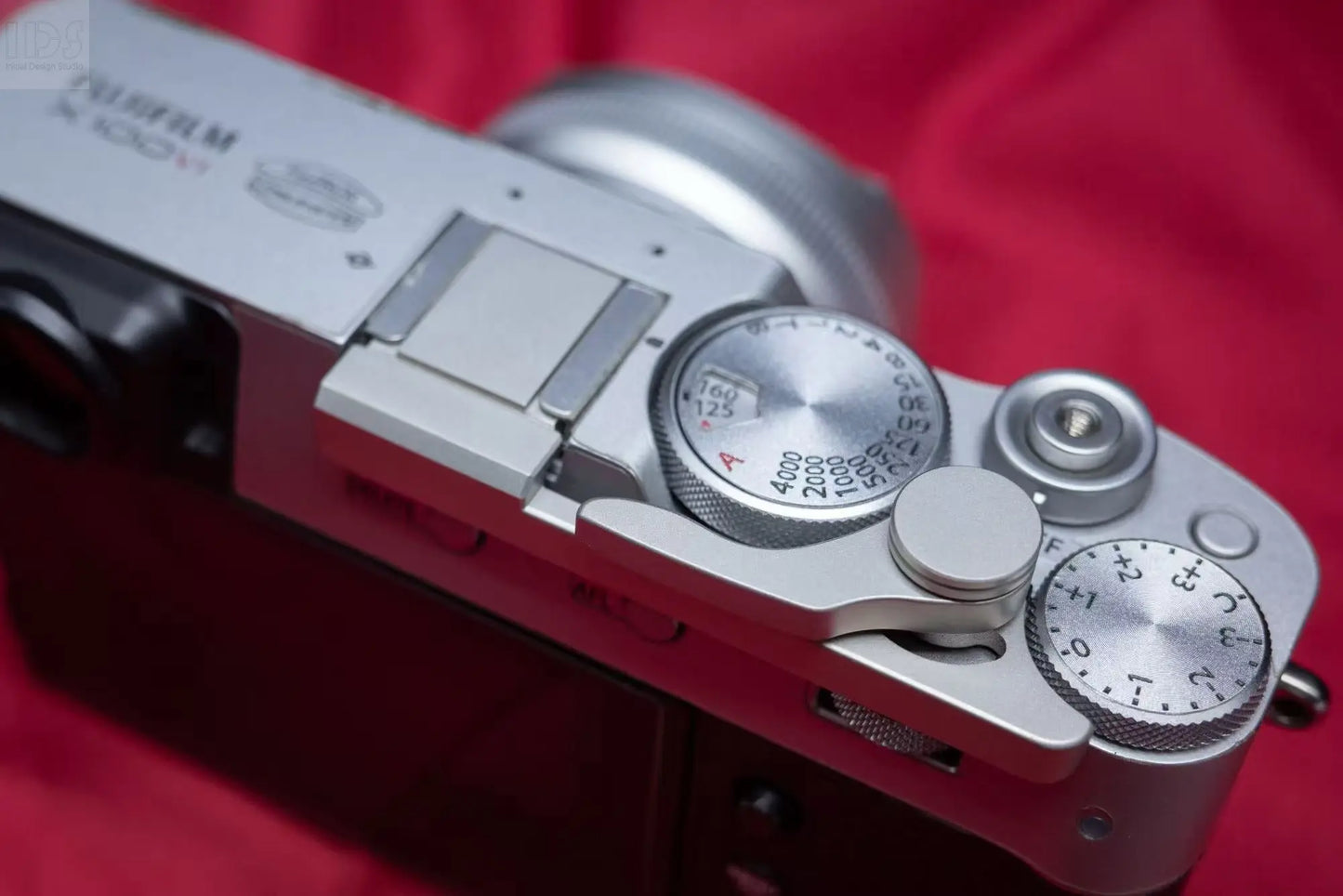 Foldable Thumb Grip for Leica M and Q series from IDSworks IDS initial design studio