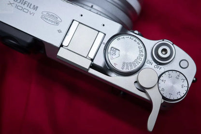 Foldable Thumb Grip for Leica M and Q series from IDSworks IDS initial design studio
