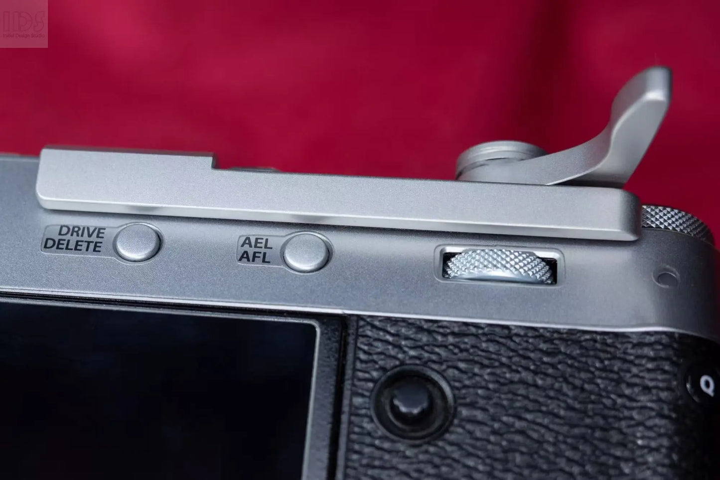 Foldable Thumb Grip for Leica M and Q series from IDSworks IDS initial design studio