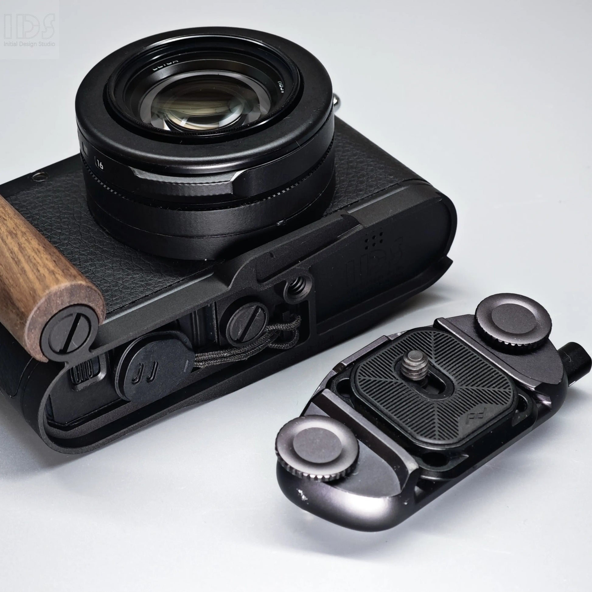 IDSworks modular grip for Leica D-Lux8 IDS initial design studio